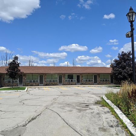 Vaughan Inn Brampton Exterior photo